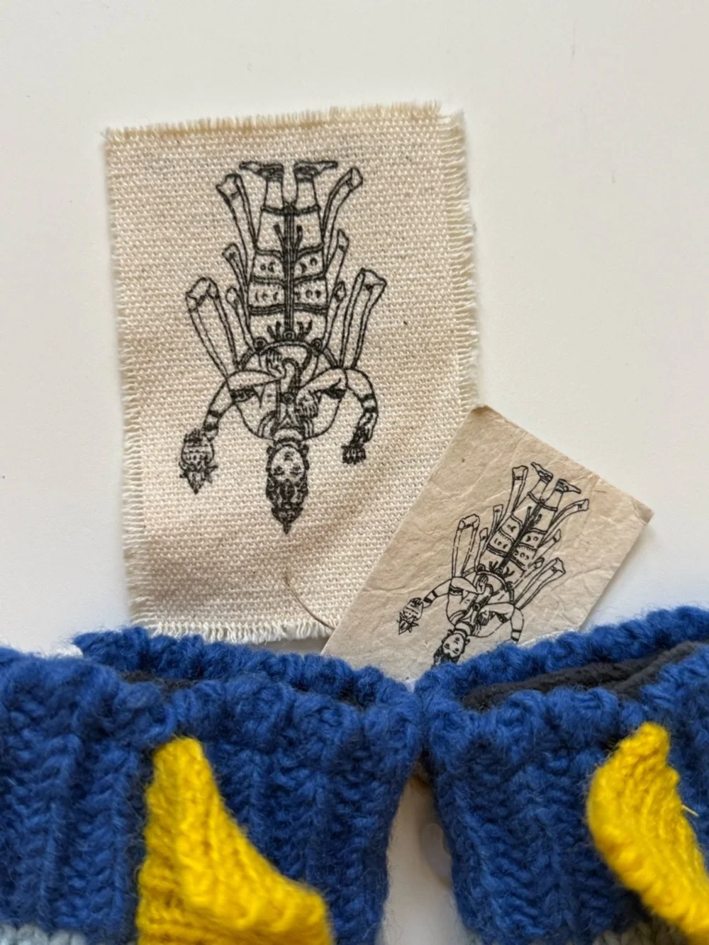Nirvanna Designs Kids Unisex Fish Mittens - Size M (4-10Y)